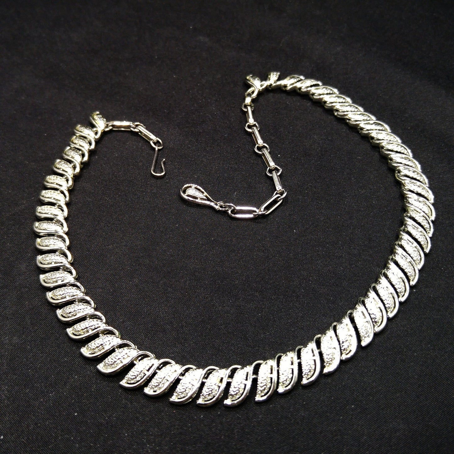 Coro Leaf Choker Necklace, Mid-Century Modern, Rhodium Plated, 1950s Vintage Jewelry
