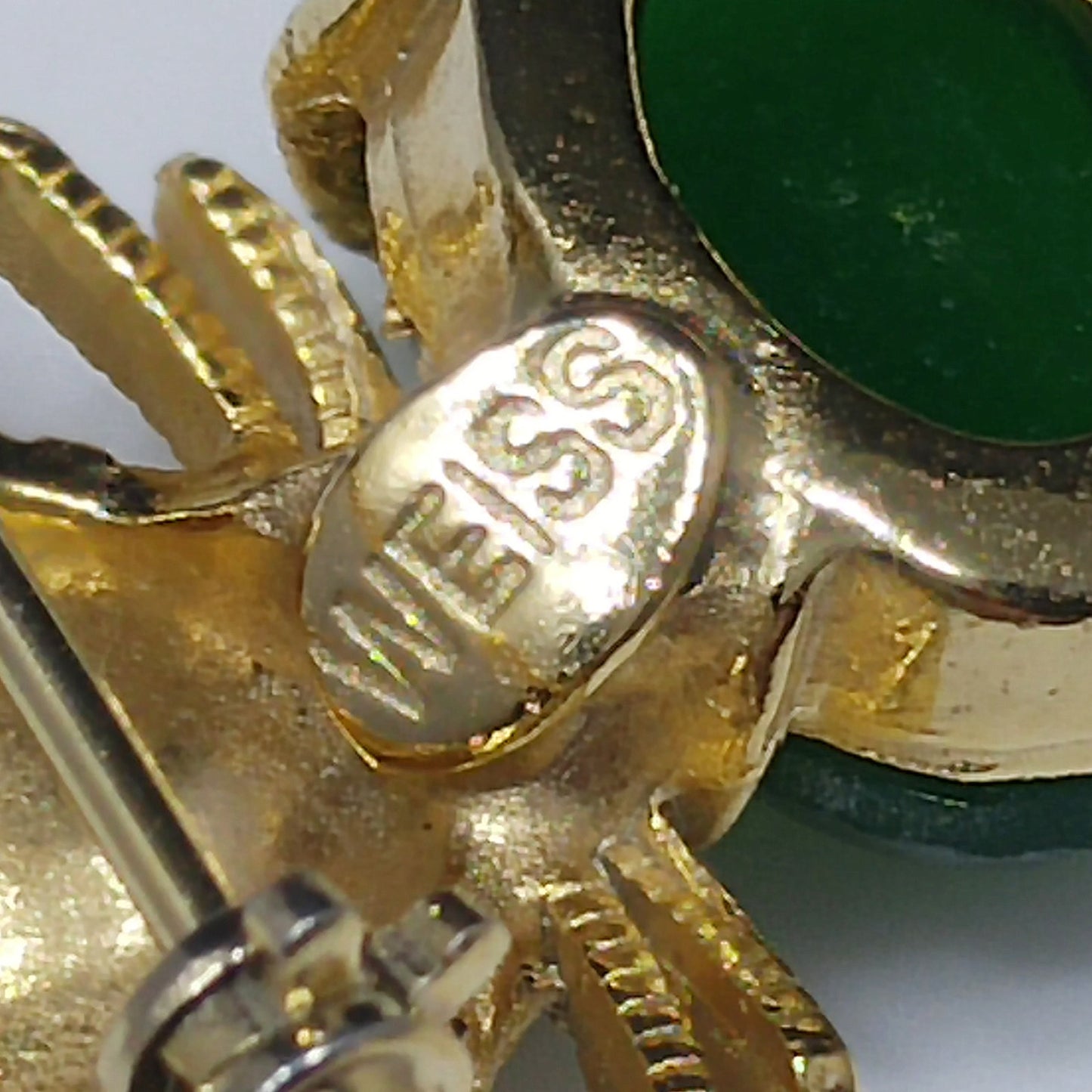 Weiss Figural Mouse Brooch with Red Rhinestone Eye and Green Lucite Belly – 1950s Gold Tone