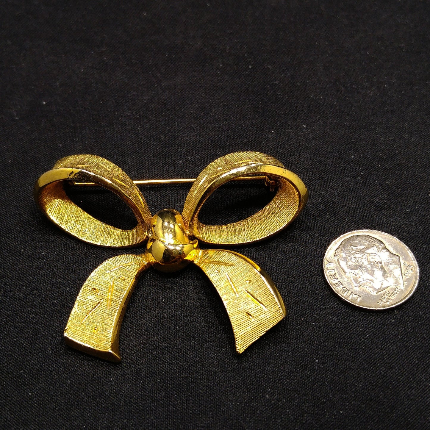 Kramer Gold Plated Bow Brooch, Textured Articulated Sash, 1950s Vintage Jewelry