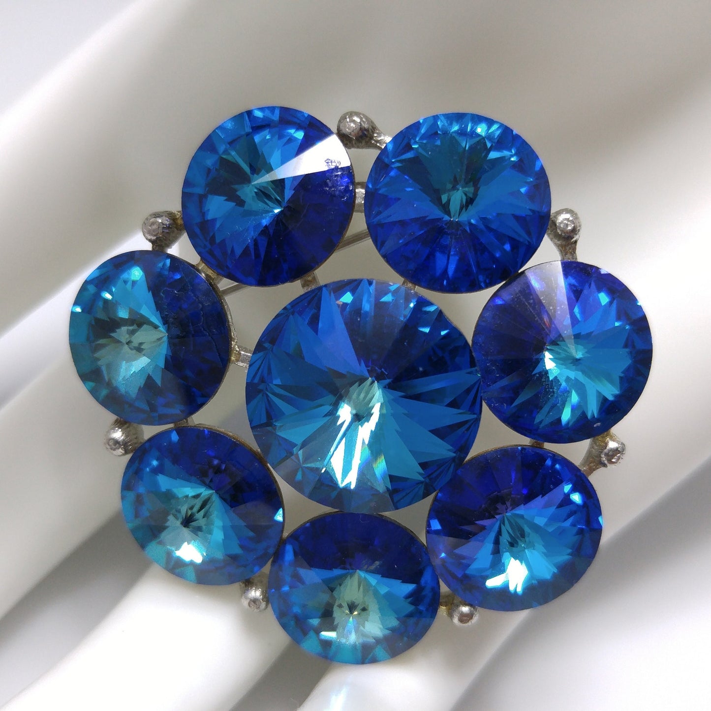 Weiss 1950s Blue Rivoli Rhinestone Brooch – Silver Tone Setting