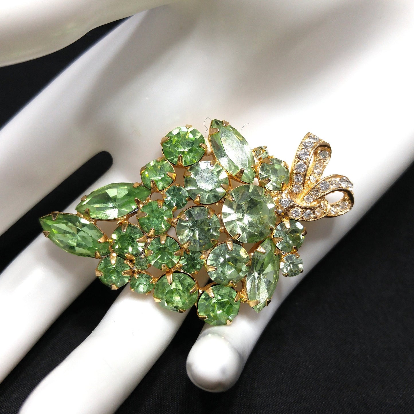 Weiss Peridot Green Rhinestone Bow Brooch – 1950s Uranium Glass Vintage Jewelry