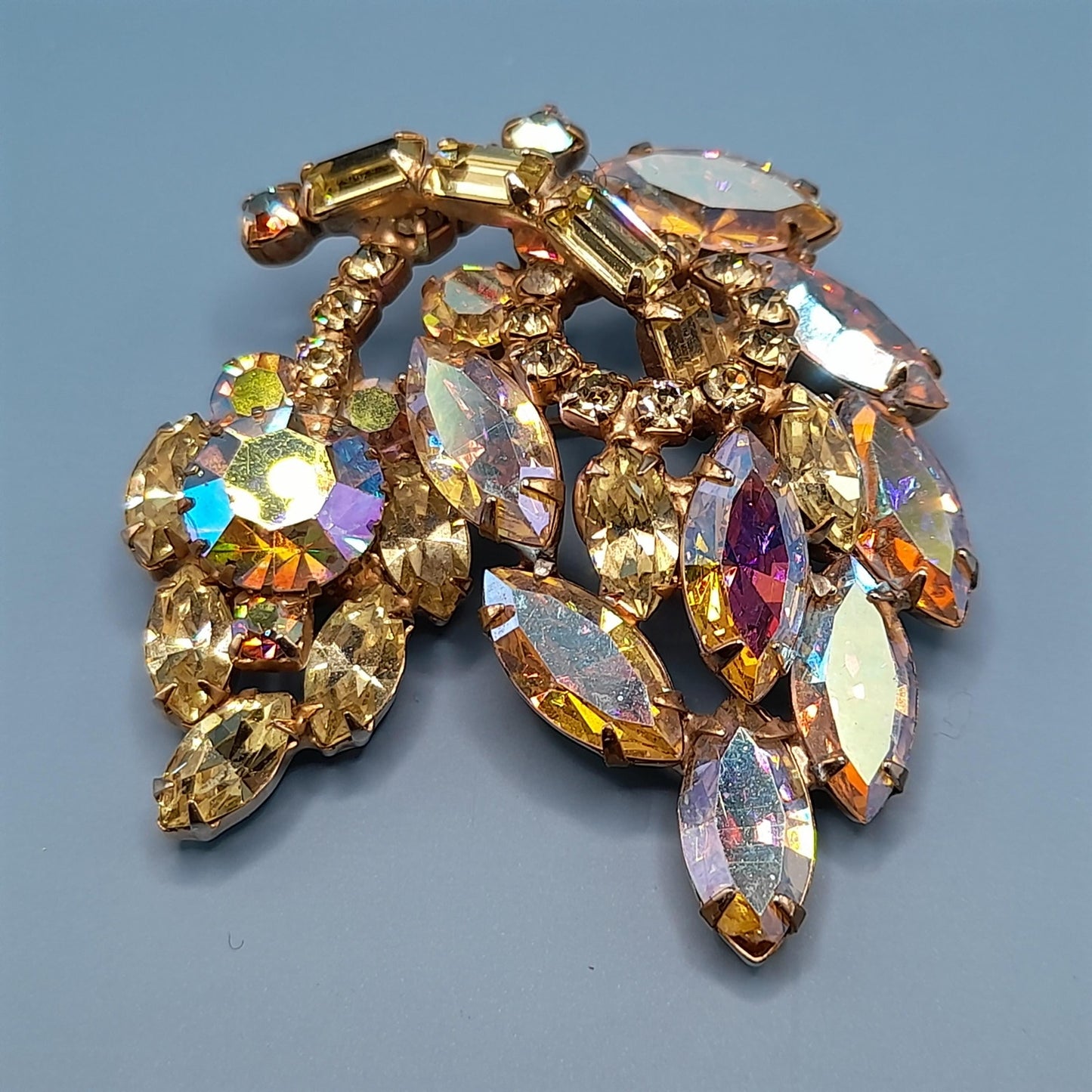 Weiss 1950s Aurora Borealis Rhinestone Leaf Brooch – Gold Tone Mid-Century Design
