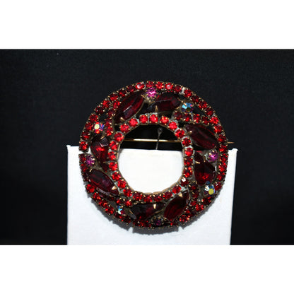 Weiss 1950s Red Rhinestone Wreath Brooch – Domed Gold Tone Holiday Statement