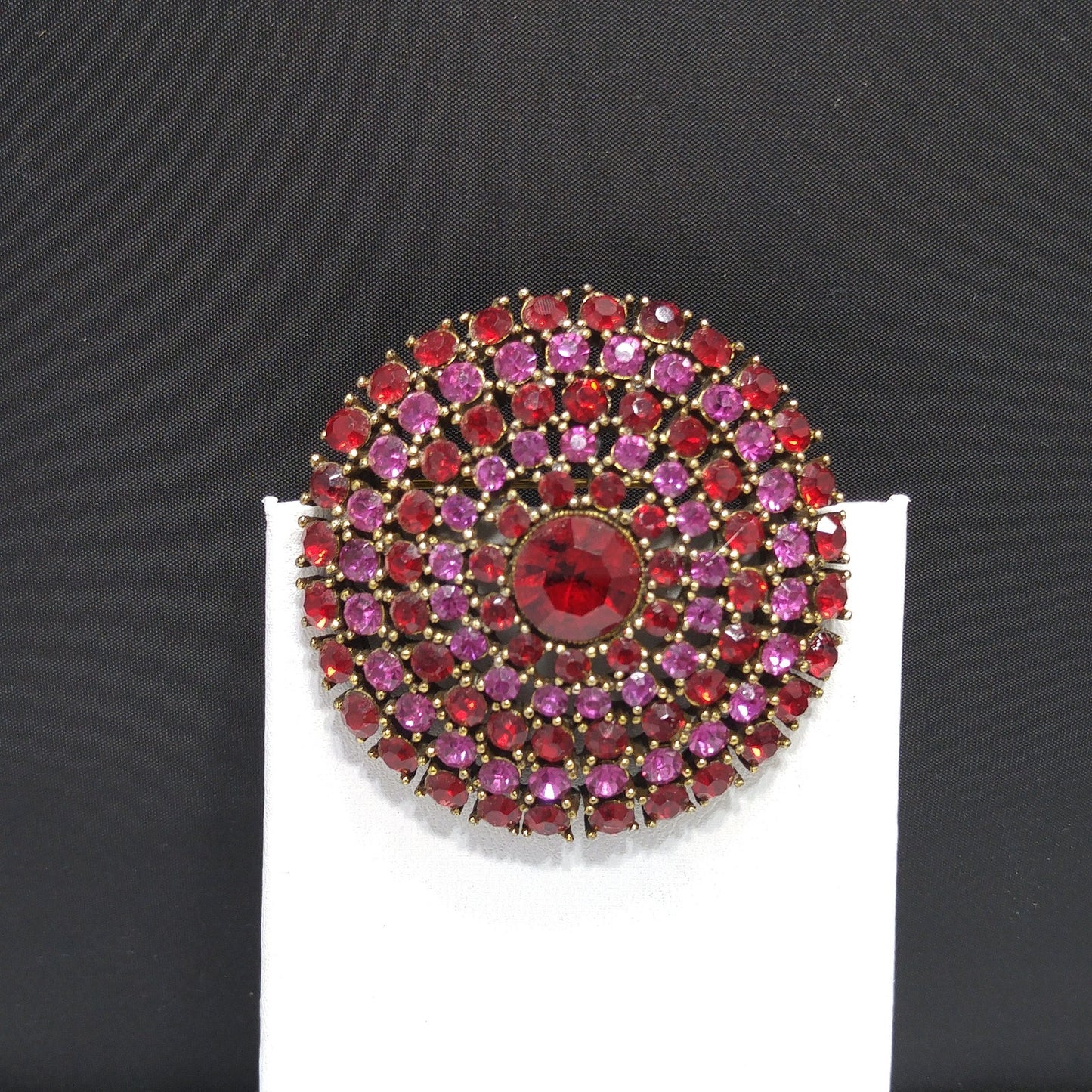 Weiss 1950s Red and Pink Rhinestone Brooch – Domed Gold Tone Circle Design