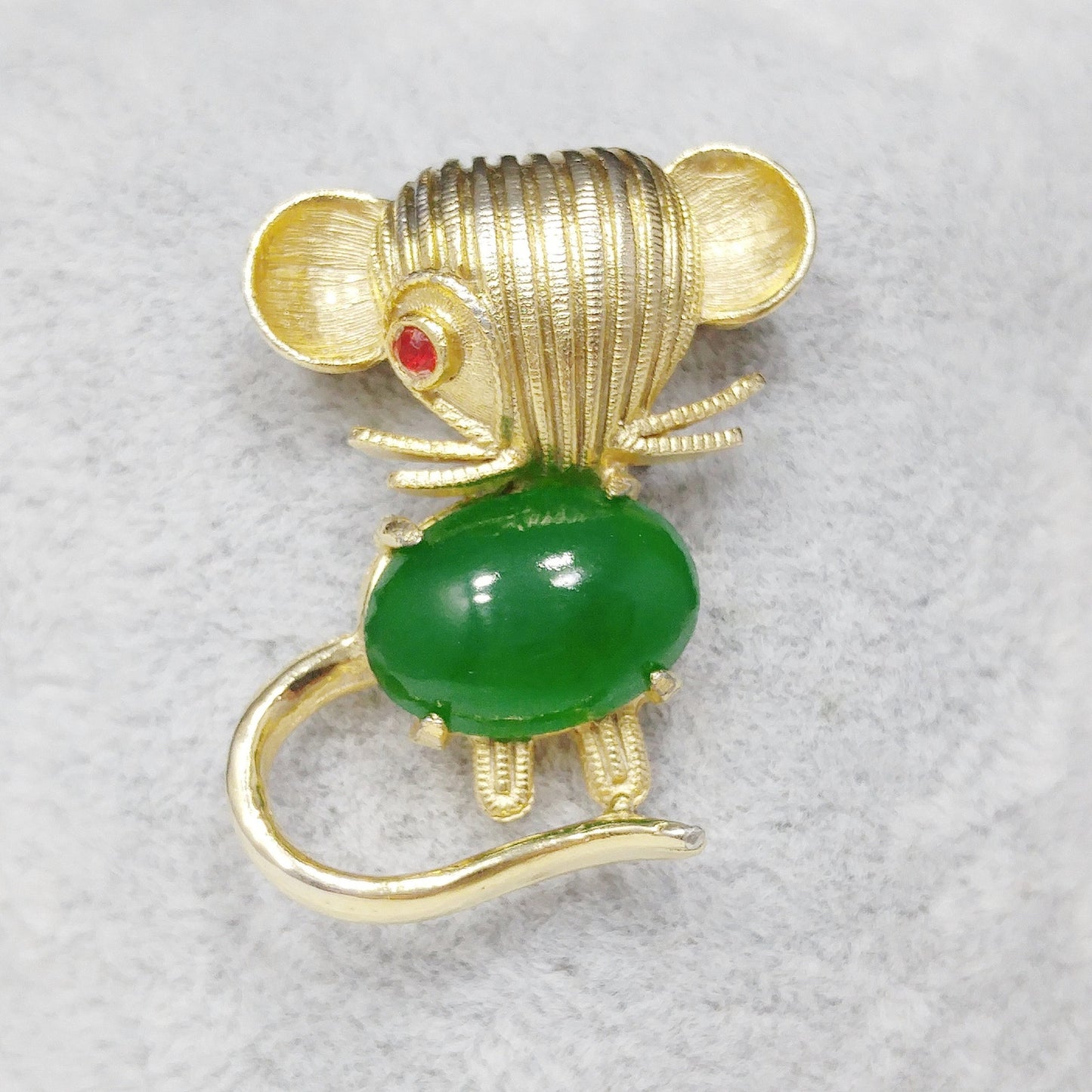 Weiss Figural Mouse Brooch with Red Rhinestone Eye and Green Lucite Belly – 1950s Gold Tone