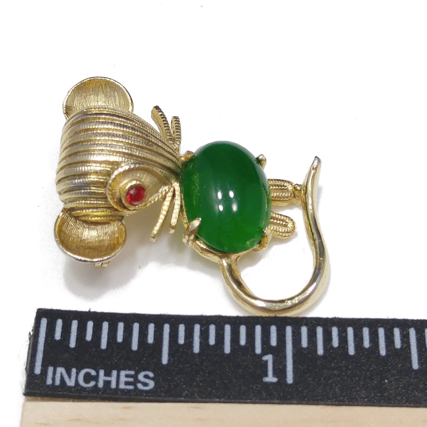 Weiss Figural Mouse Brooch with Red Rhinestone Eye and Green Lucite Belly – 1950s Gold Tone