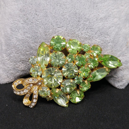 Weiss Peridot Green Rhinestone Bow Brooch – 1950s Uranium Glass Vintage Jewelry
