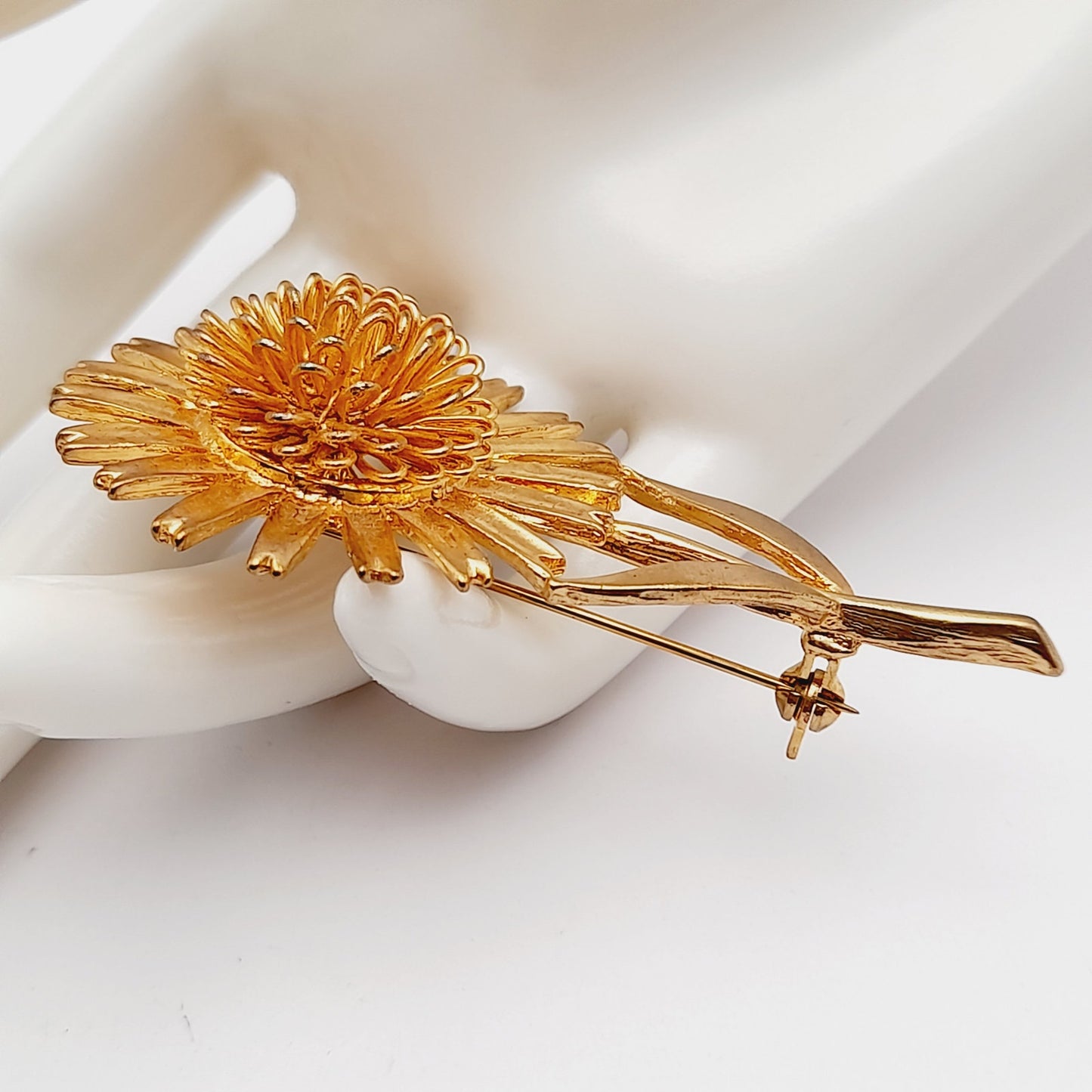 Vintage 1970s Gold Tone Daisy Floral 3 Inch Brooch