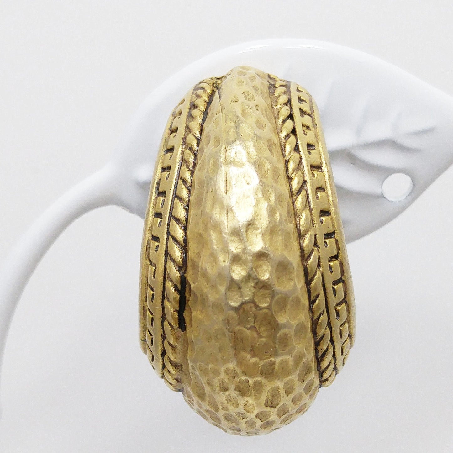 Oscar de la Renta Hammered Gold Clip Earrings – Vintage 1980s Designer Jewelry
