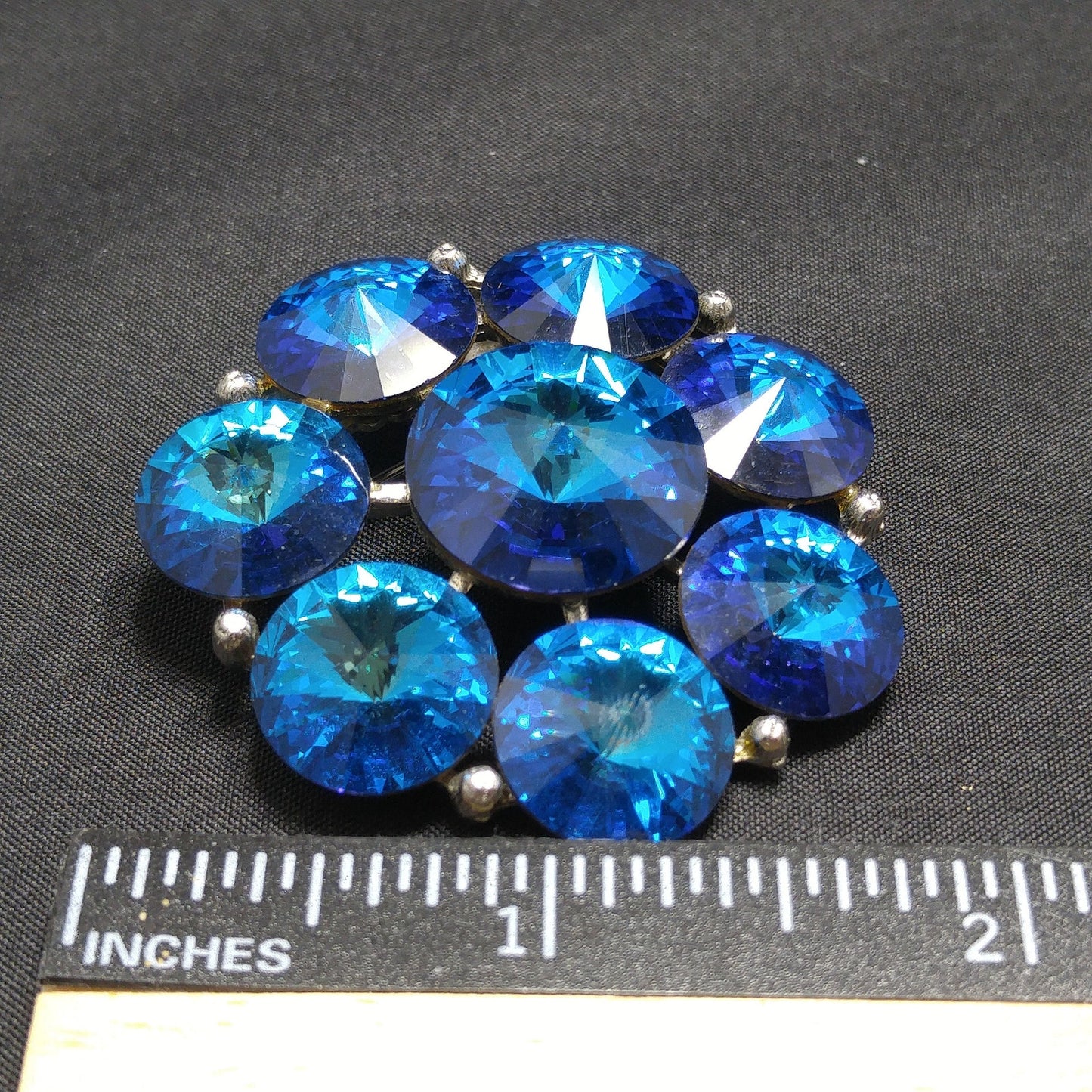 Weiss 1950s Blue Rivoli Rhinestone Brooch – Silver Tone Setting