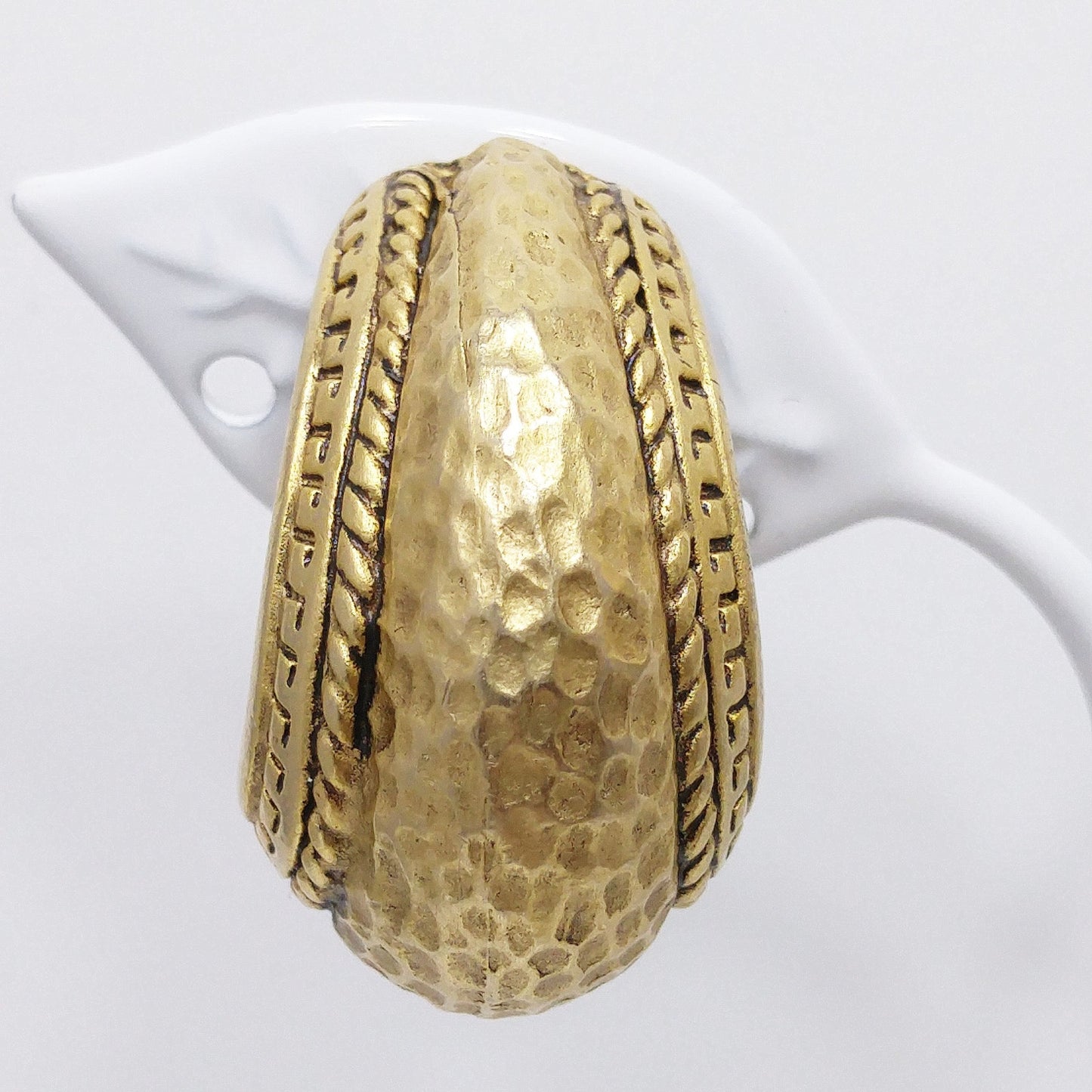 Oscar de la Renta Hammered Gold Clip Earrings – Vintage 1980s Designer Jewelry