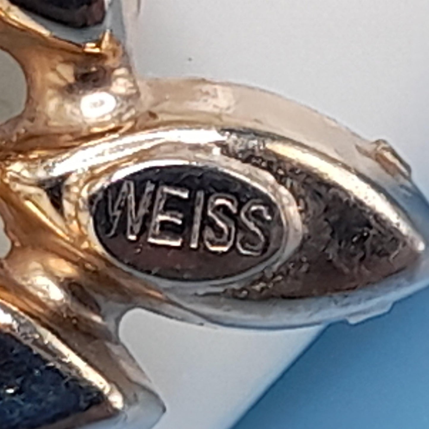 Weiss 1950s Aurora Borealis Rhinestone Leaf Brooch – Gold Tone Mid-Century Design