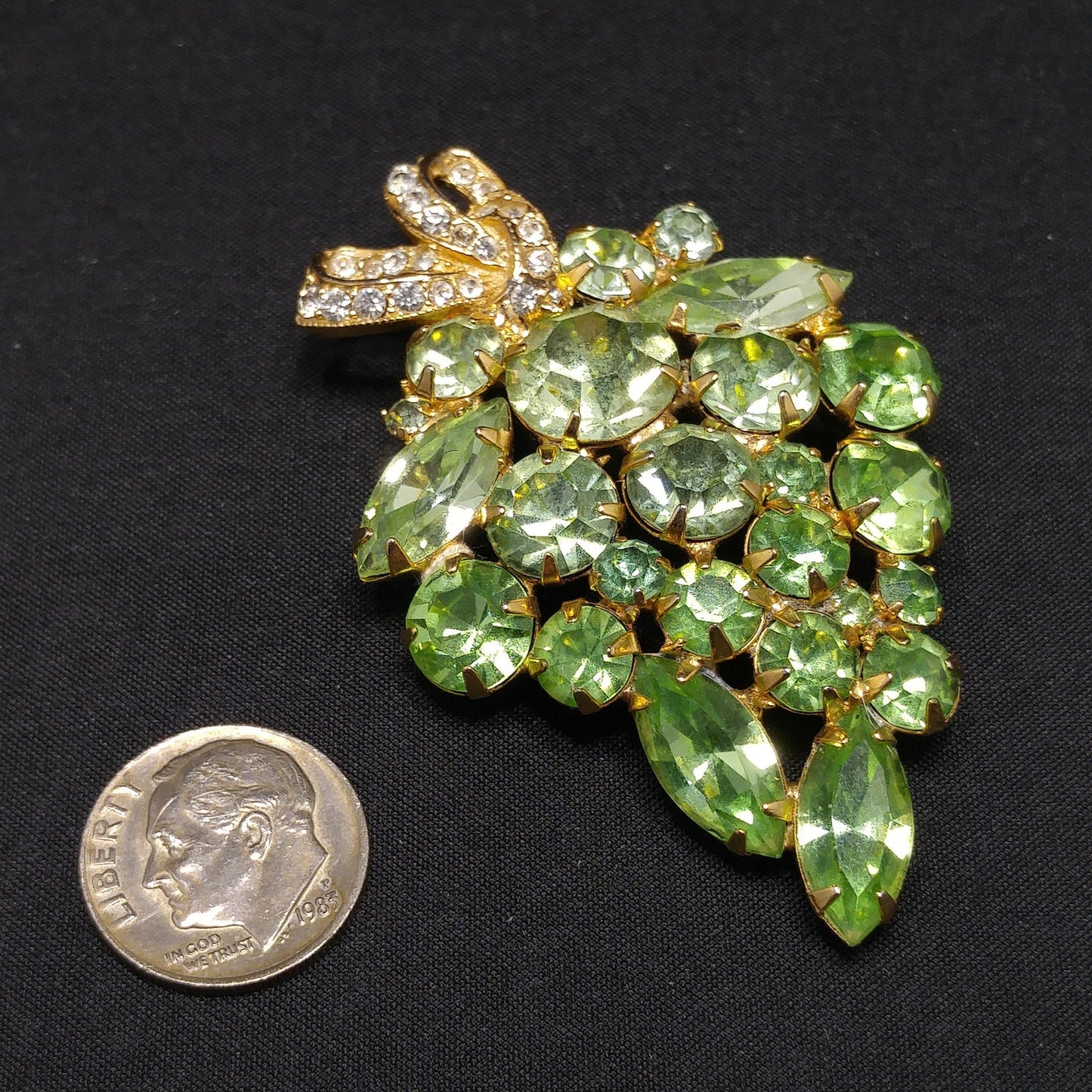 Weiss Peridot Green Rhinestone Bow Brooch – 1950s Uranium Glass Vintage Jewelry