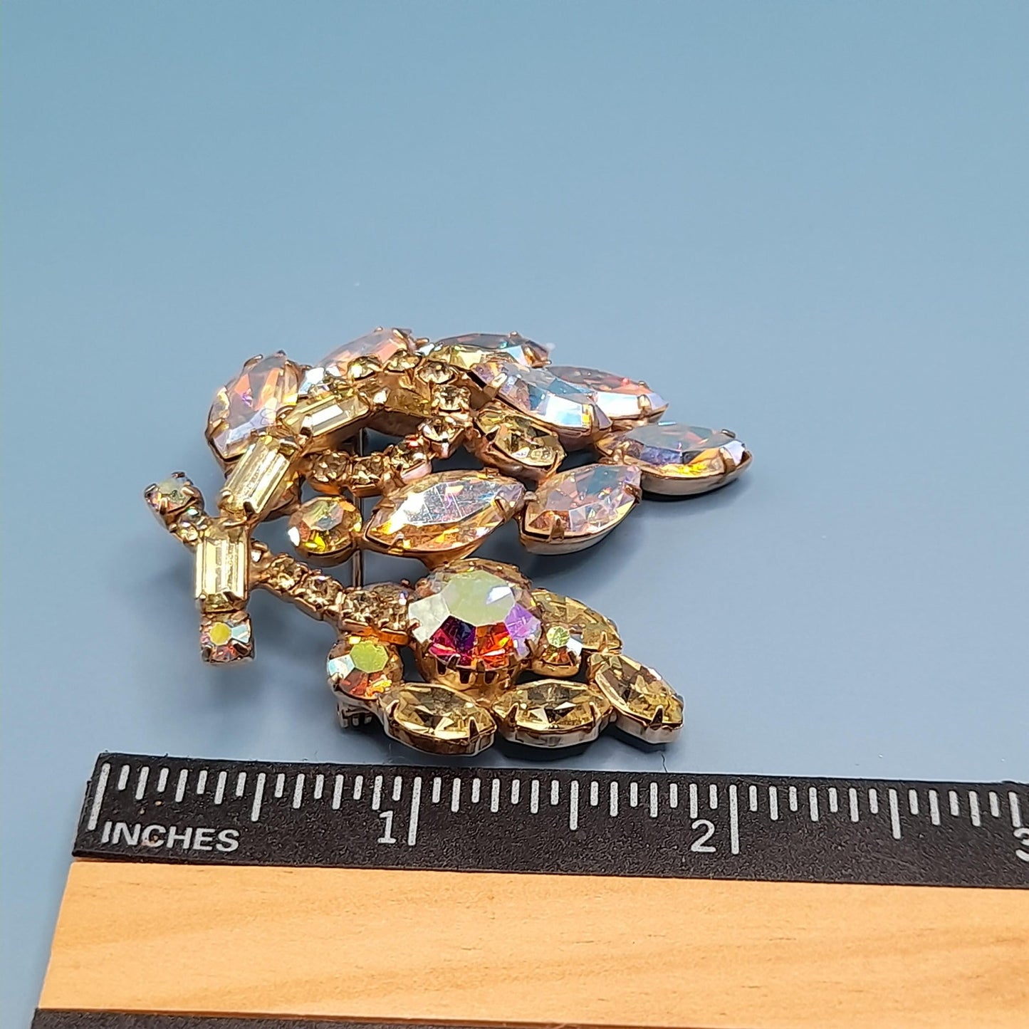 Weiss 1950s Aurora Borealis Rhinestone Leaf Brooch – Gold Tone Mid-Century Design