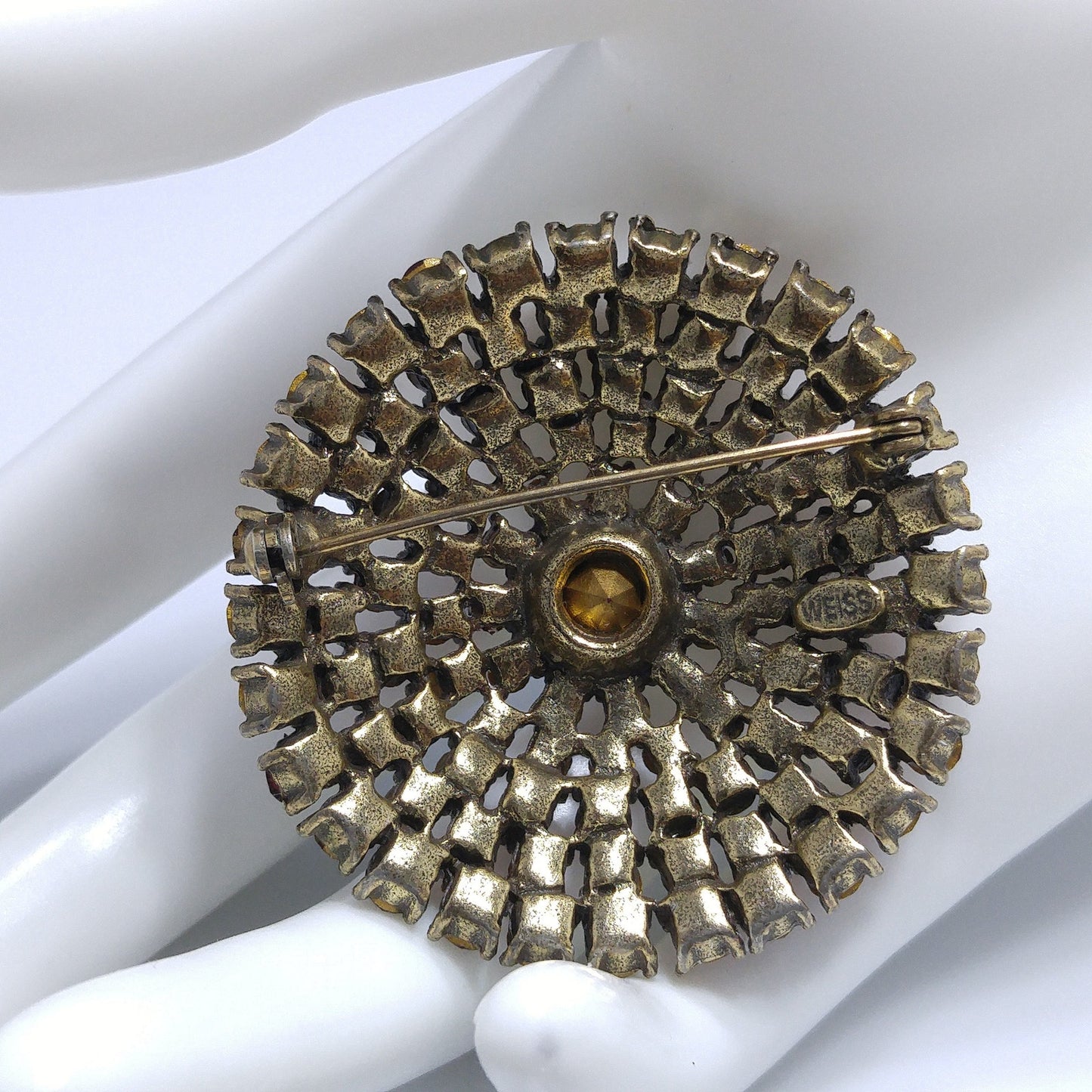 Weiss 1950s Red and Pink Rhinestone Brooch – Domed Gold Tone Circle Design