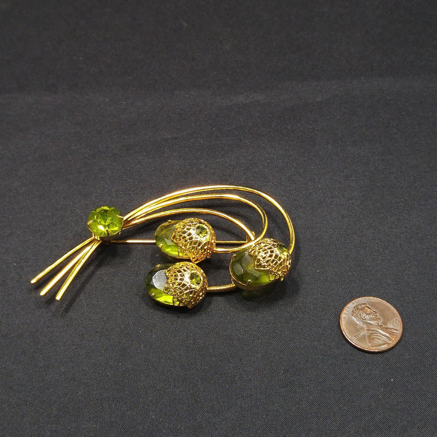 Sarah Coventry Touch of Elegance Green Crystal Brooch Gold Tone 1970s