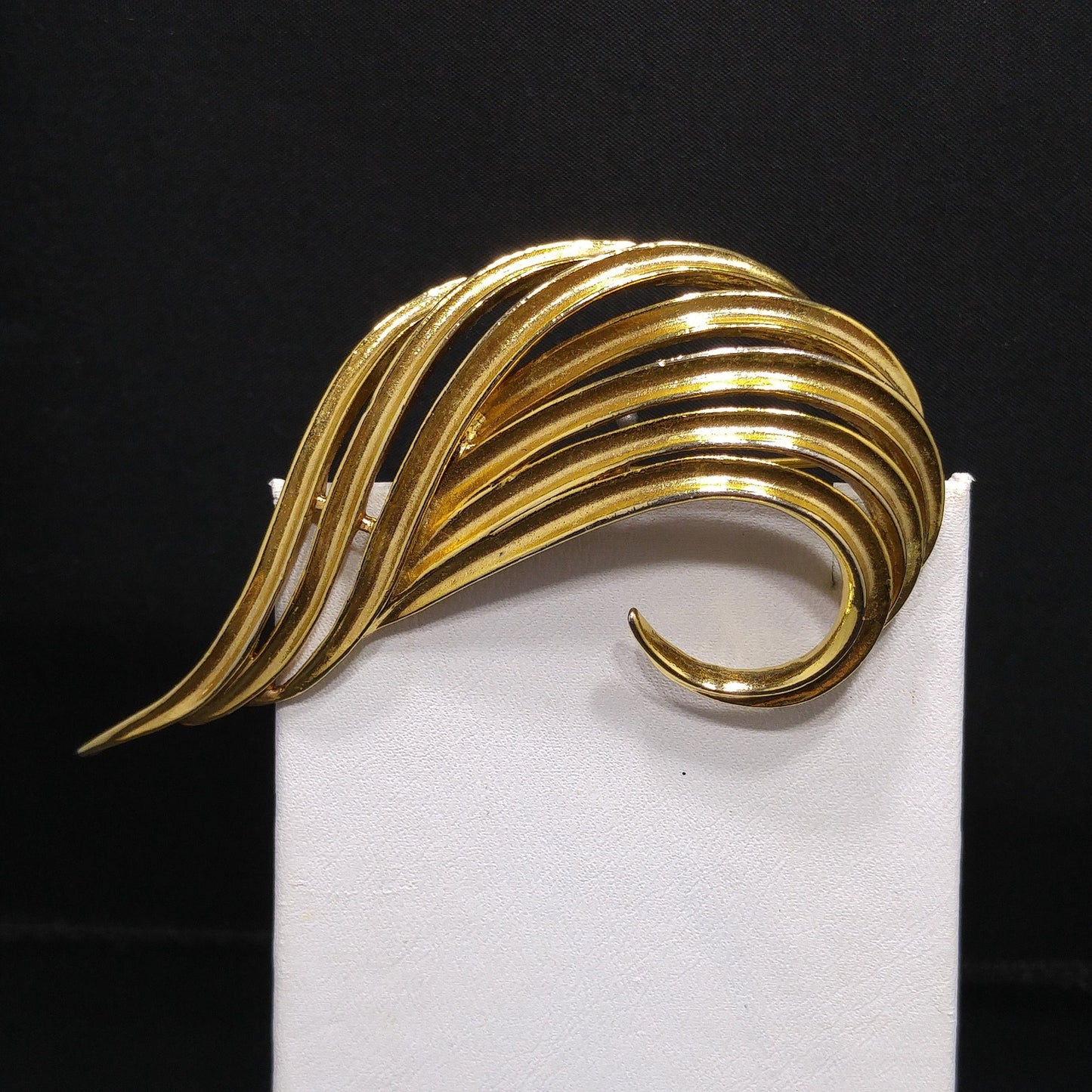 Oscar de la Renta Modern Wide Brooch, Gold Plated, 1980s Vintage Jewelry