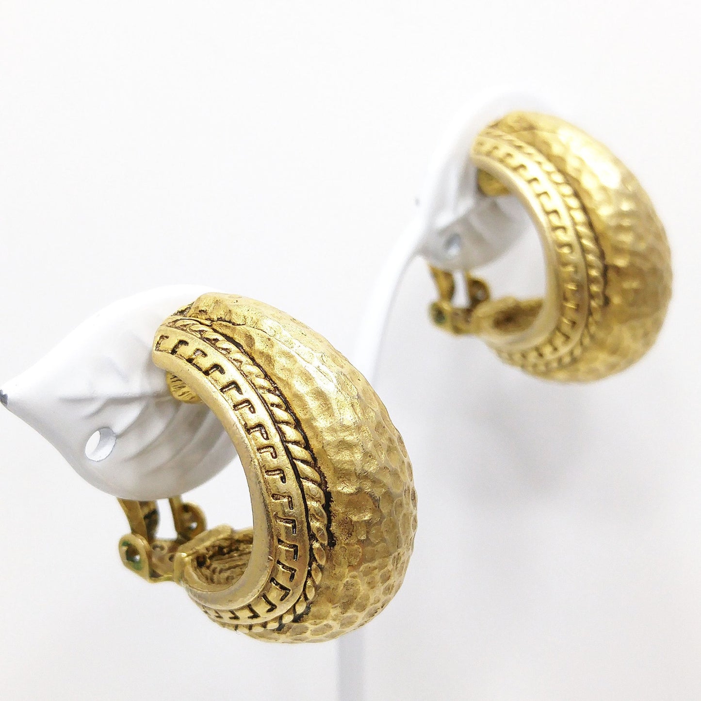 Oscar de la Renta Hammered Gold Clip Earrings – Vintage 1980s Designer Jewelry