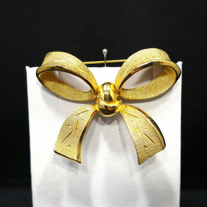 Kramer Gold Plated Bow Brooch, Textured Articulated Sash, 1950s Vintage Jewelry