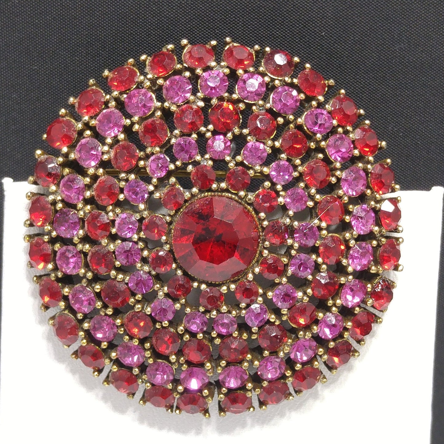 Vintage Weiss Red Pink Rhinestone Round Brooch, Gold Plated, 1950s