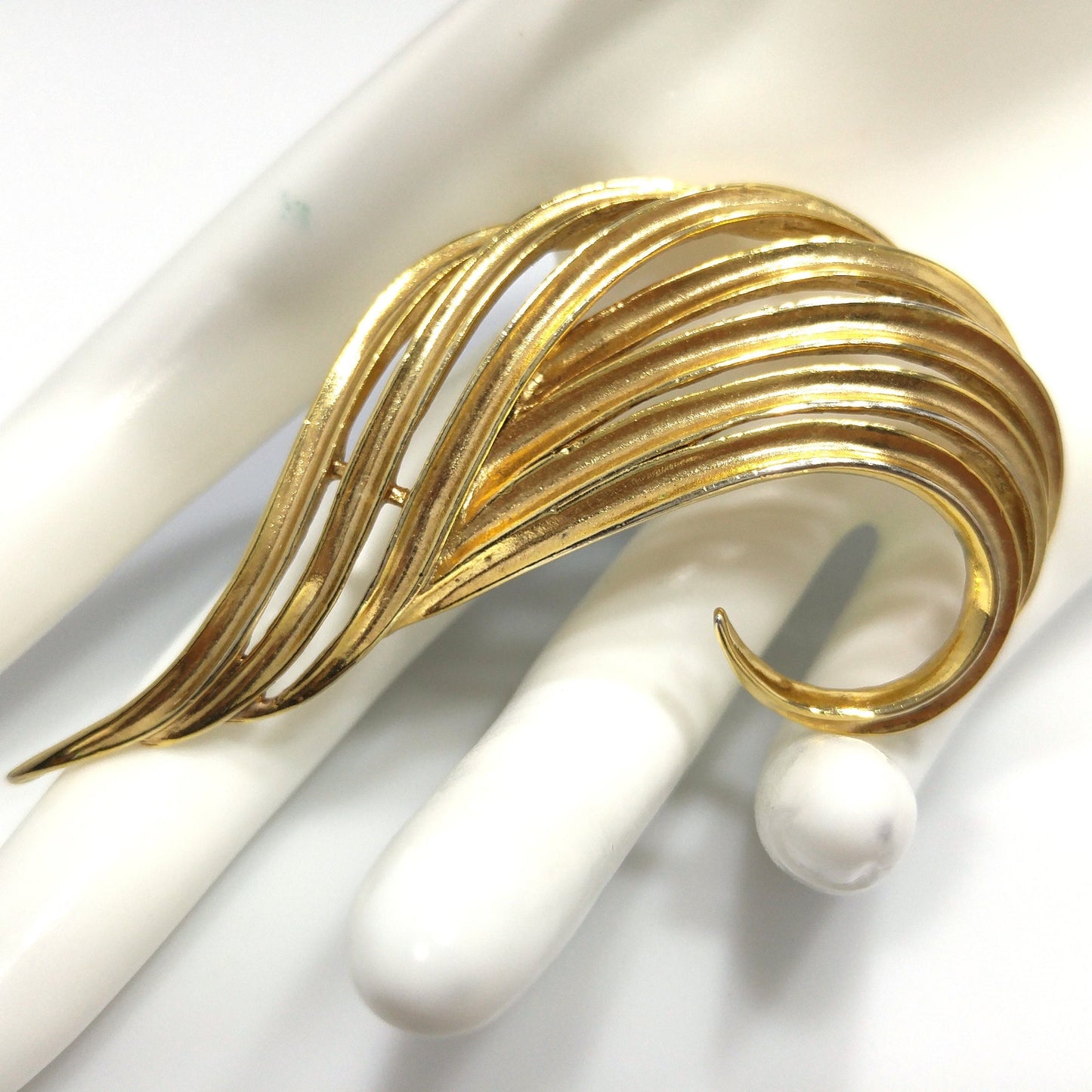 Oscar de la Renta Modern Wide Brooch, Gold Plated, 1980s Vintage Jewelry