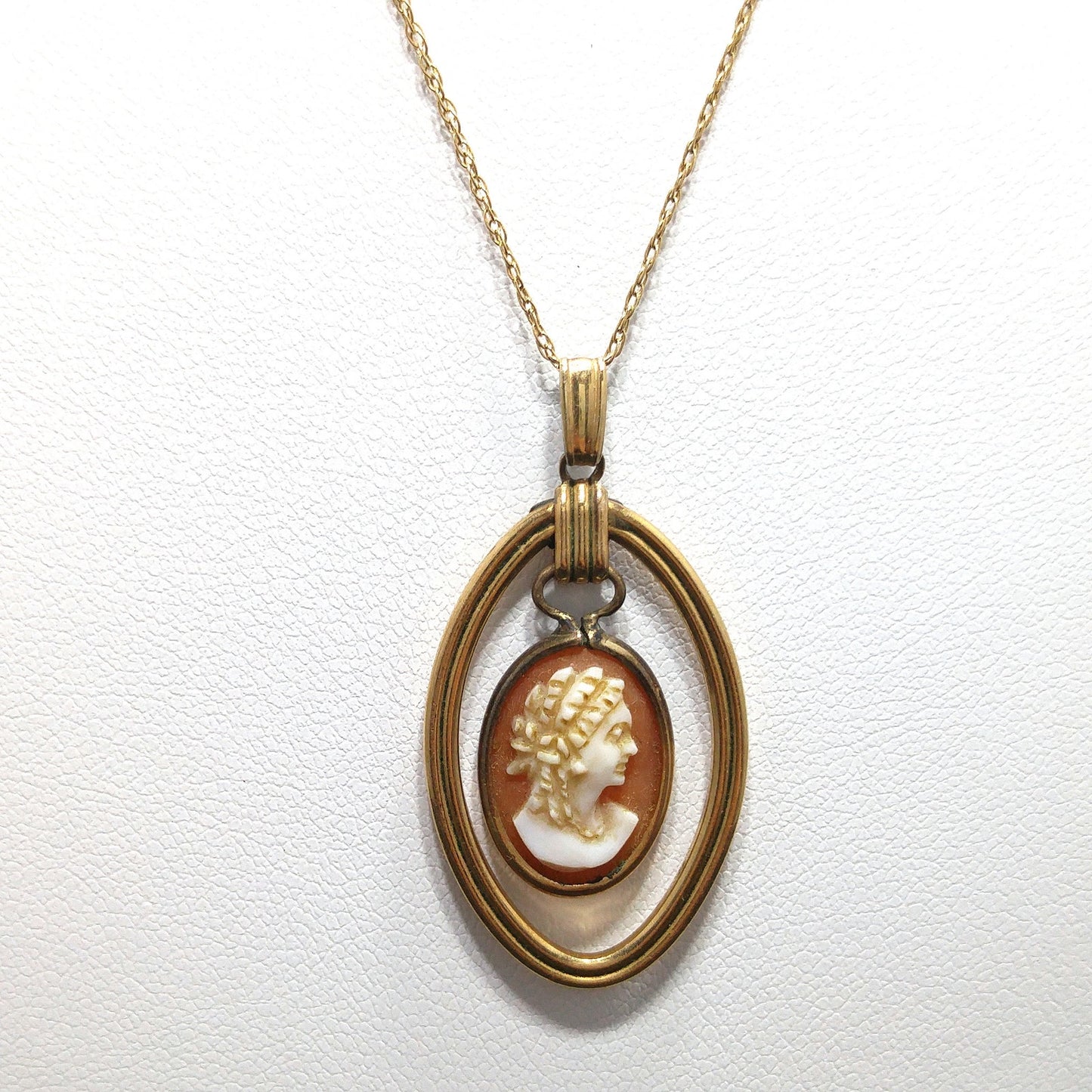 Van Dell Hand-Carved Shell Cameo Necklace – 14K Gold Chain, 1940s Vintage