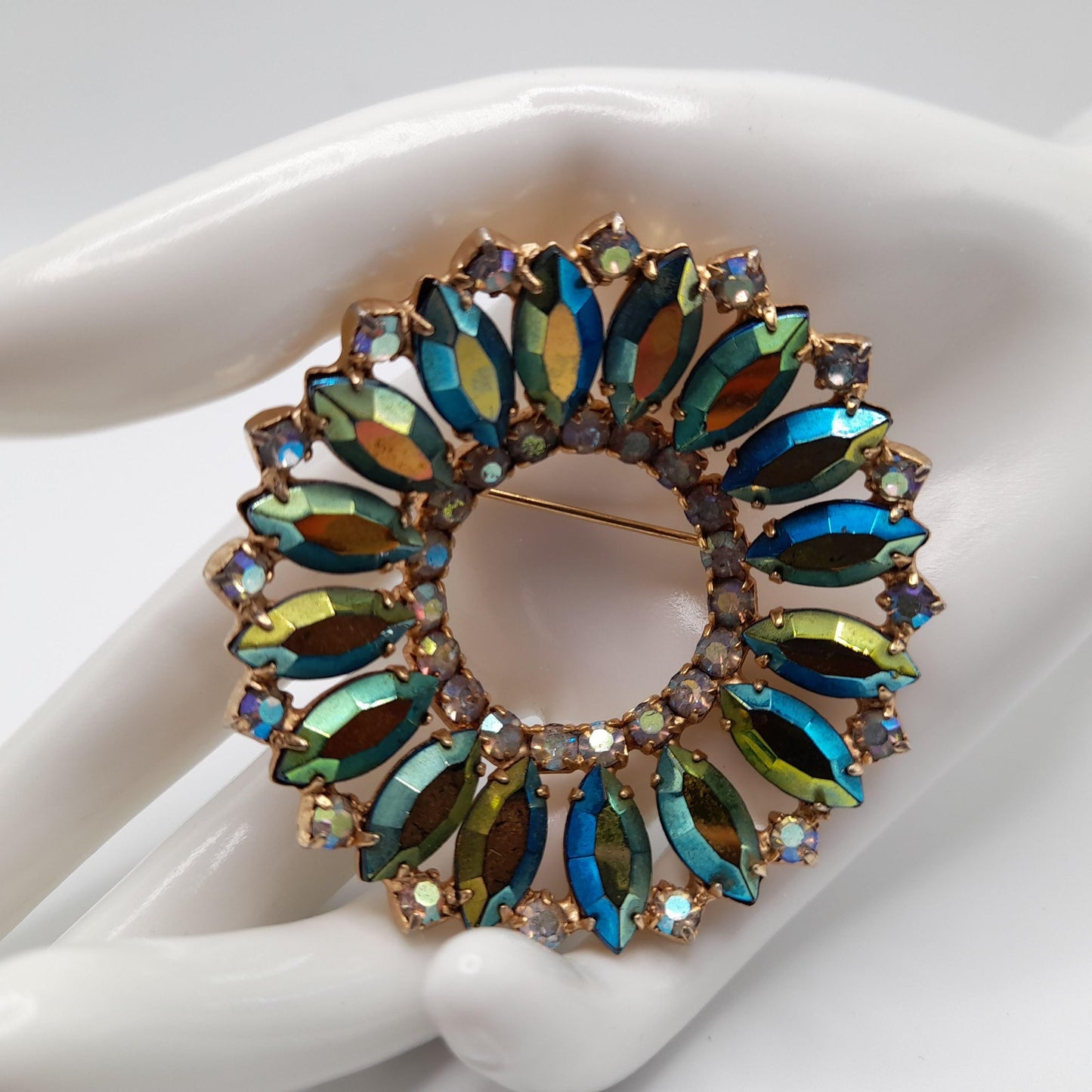 Weiss 1950s Iridescent Green Blue Gold Fire Polished Rhinestone Wreath Brooch – Signed