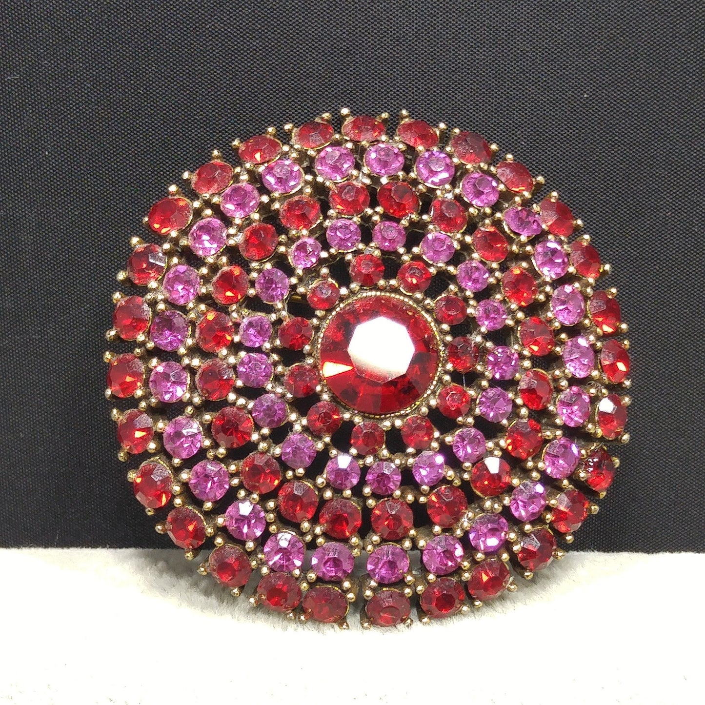 Weiss 1950s Red and Pink Rhinestone Brooch – Domed Gold Tone Circle Design