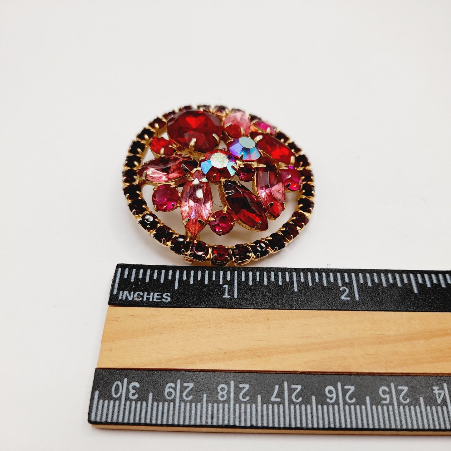 WEISS Red & Pink Rhinestone Round Vintage Brooch – Gold Plated 1960s