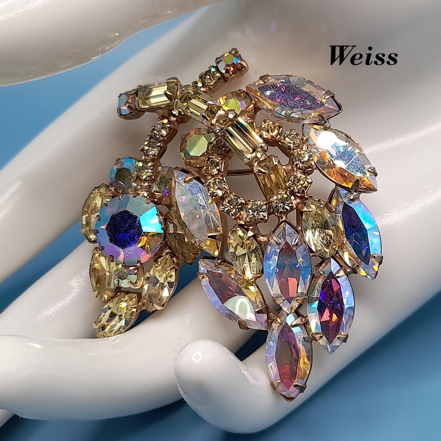 Weiss 1950s Aurora Borealis Rhinestone Leaf Brooch – Gold Tone Mid-Century Design