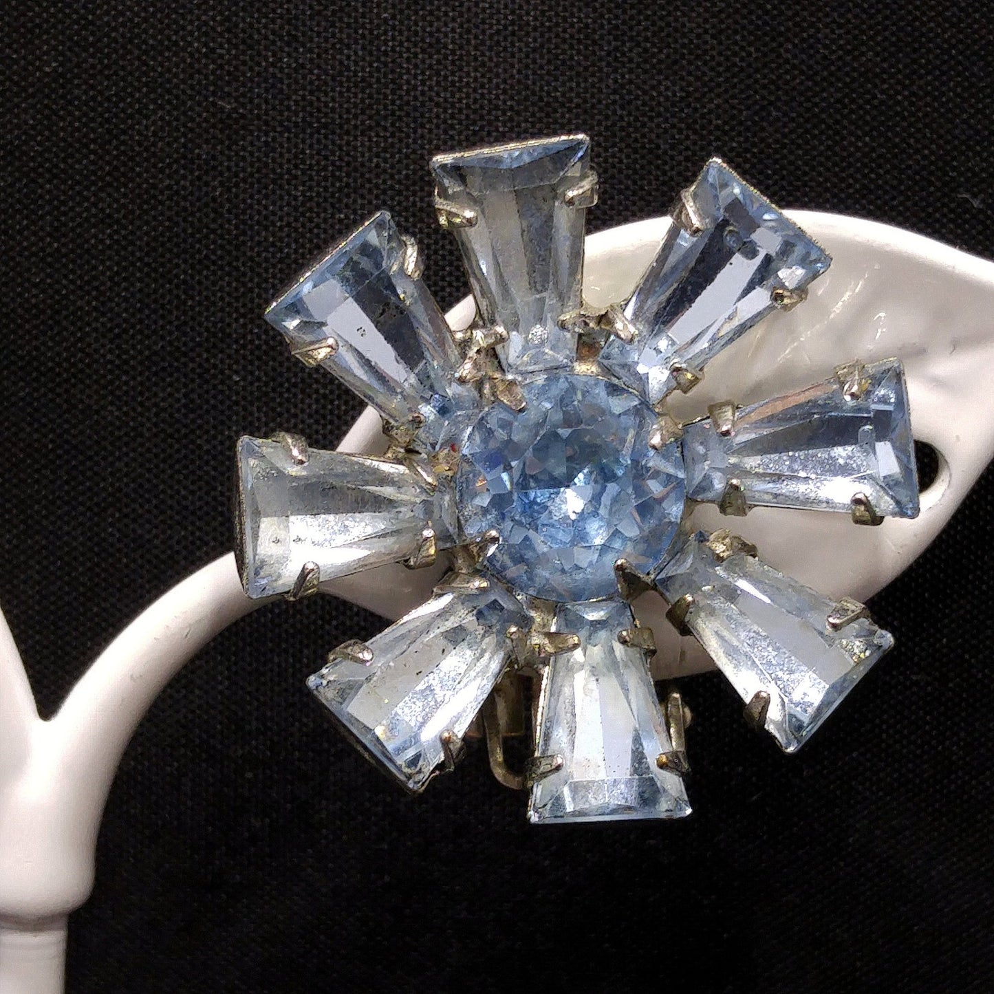 Vintage 1950s Weiss Light Blue Rhinestone Clip Earrings Rhodium Floral Design
