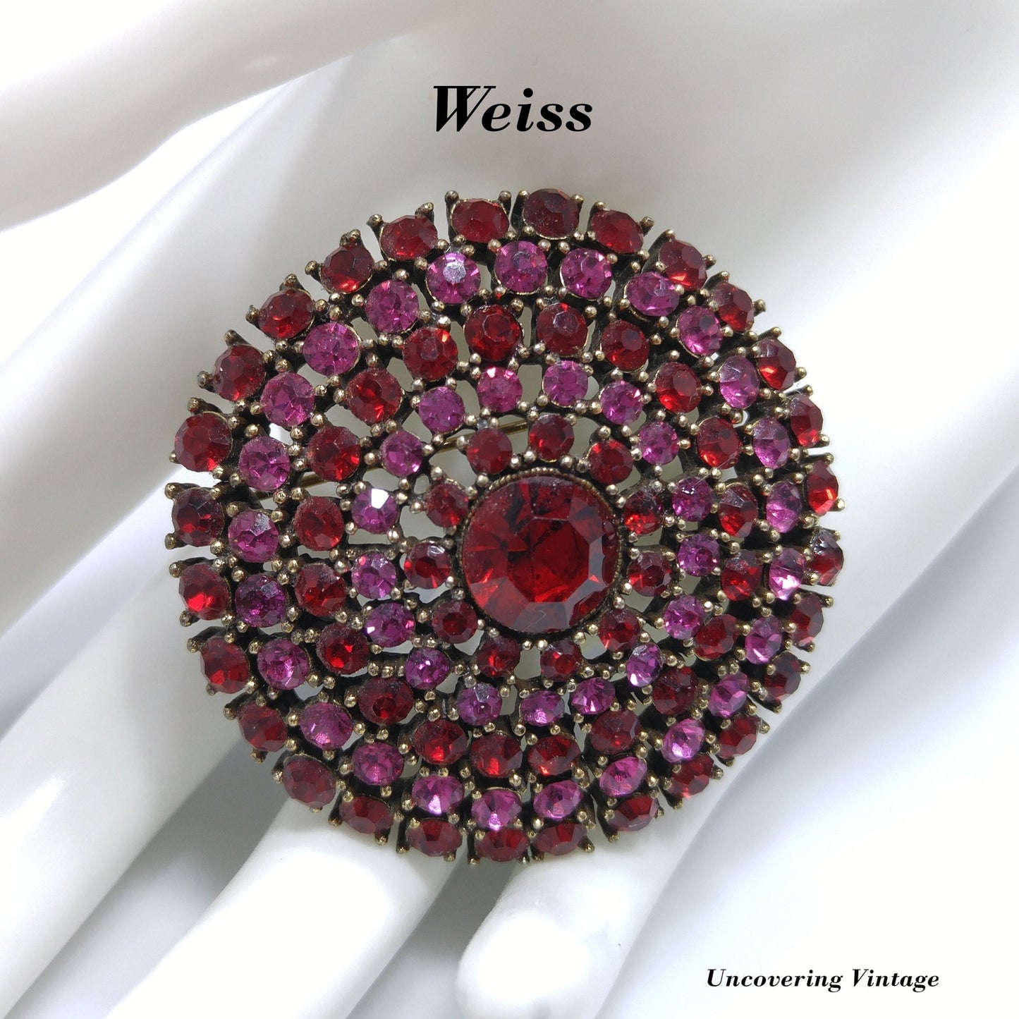 Vintage Weiss Red Pink Rhinestone Round Brooch, Gold Plated, 1950s