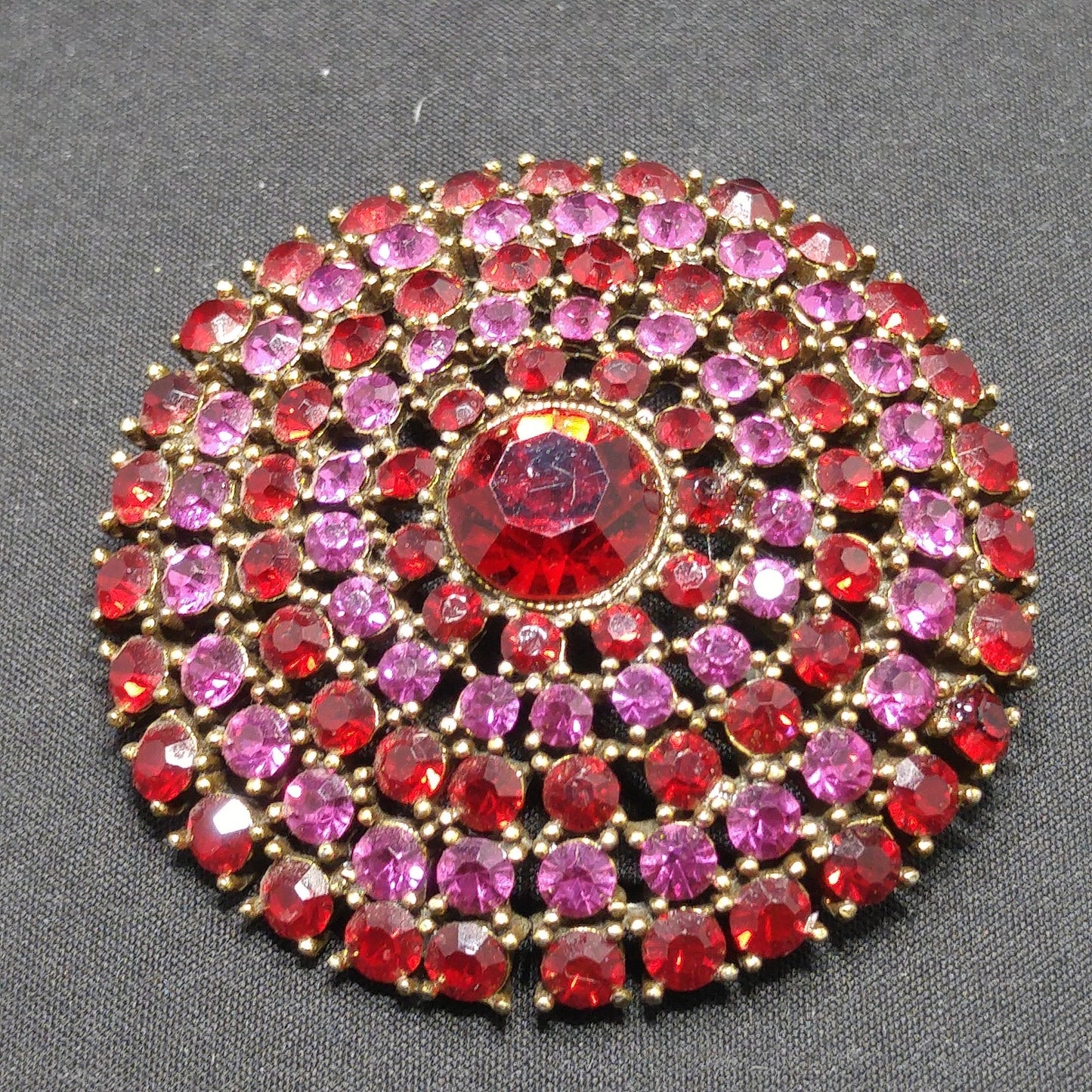 Vintage Weiss Red Pink Rhinestone Round Brooch, Gold Plated, 1950s