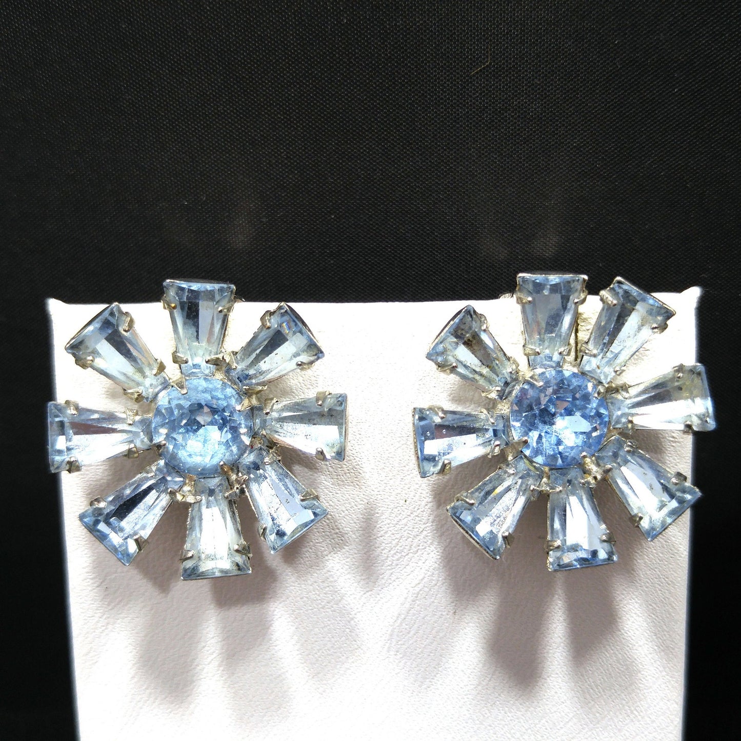 Vintage 1950s Weiss Light Blue Rhinestone Clip Earrings Rhodium Floral Design