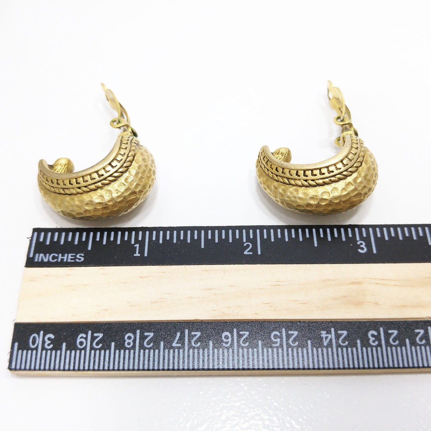 Oscar de la Renta Hammered Gold Clip Earrings – Vintage 1980s Designer Jewelry