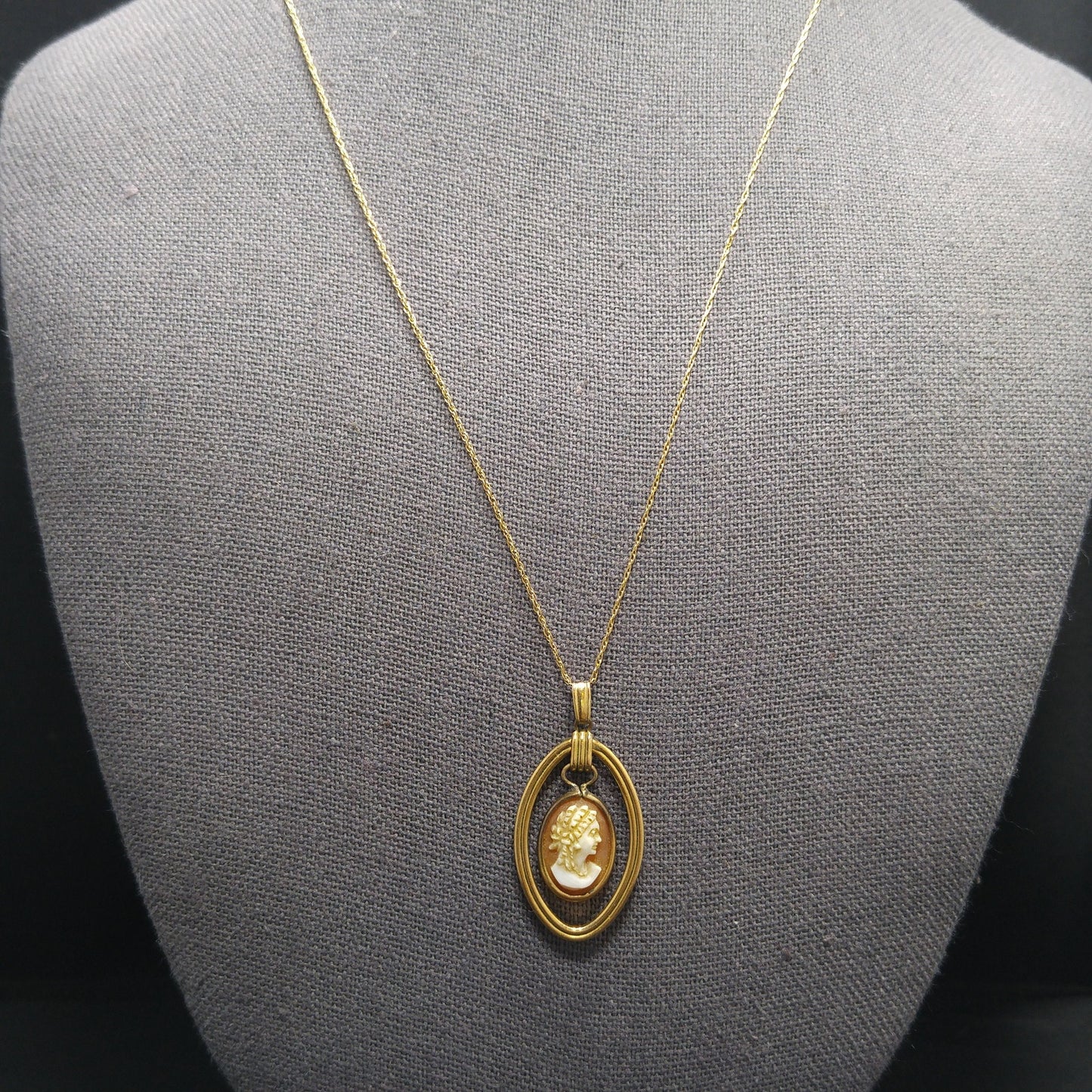 Van Dell Hand-Carved Shell Cameo Necklace – 14K Gold Chain, 1940s Vintage
