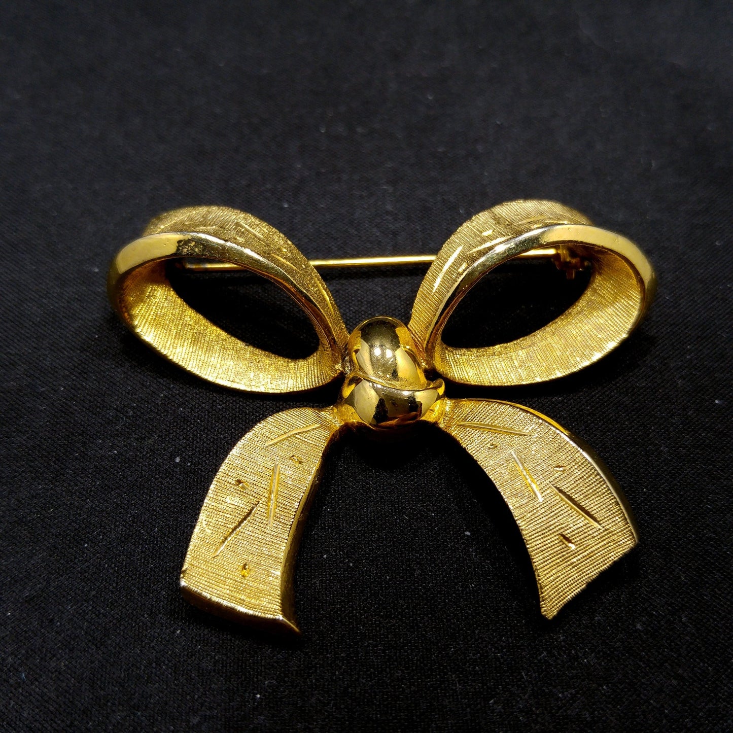 Kramer Gold Plated Bow Brooch, Textured Articulated Sash, 1950s Vintage Jewelry