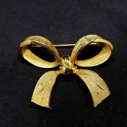 Kramer Gold Plated Bow Brooch, Textured Articulated Sash, 1950s Vintage Jewelry