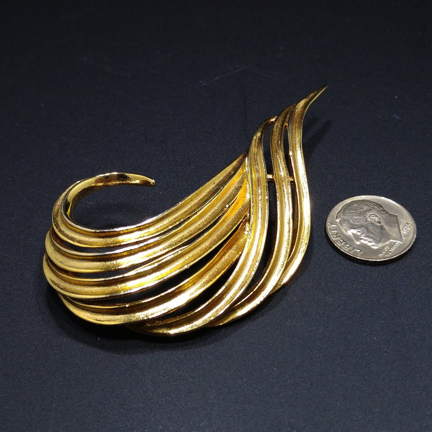 Oscar de la Renta Modern Wide Brooch, Gold Plated, 1980s Vintage Jewelry