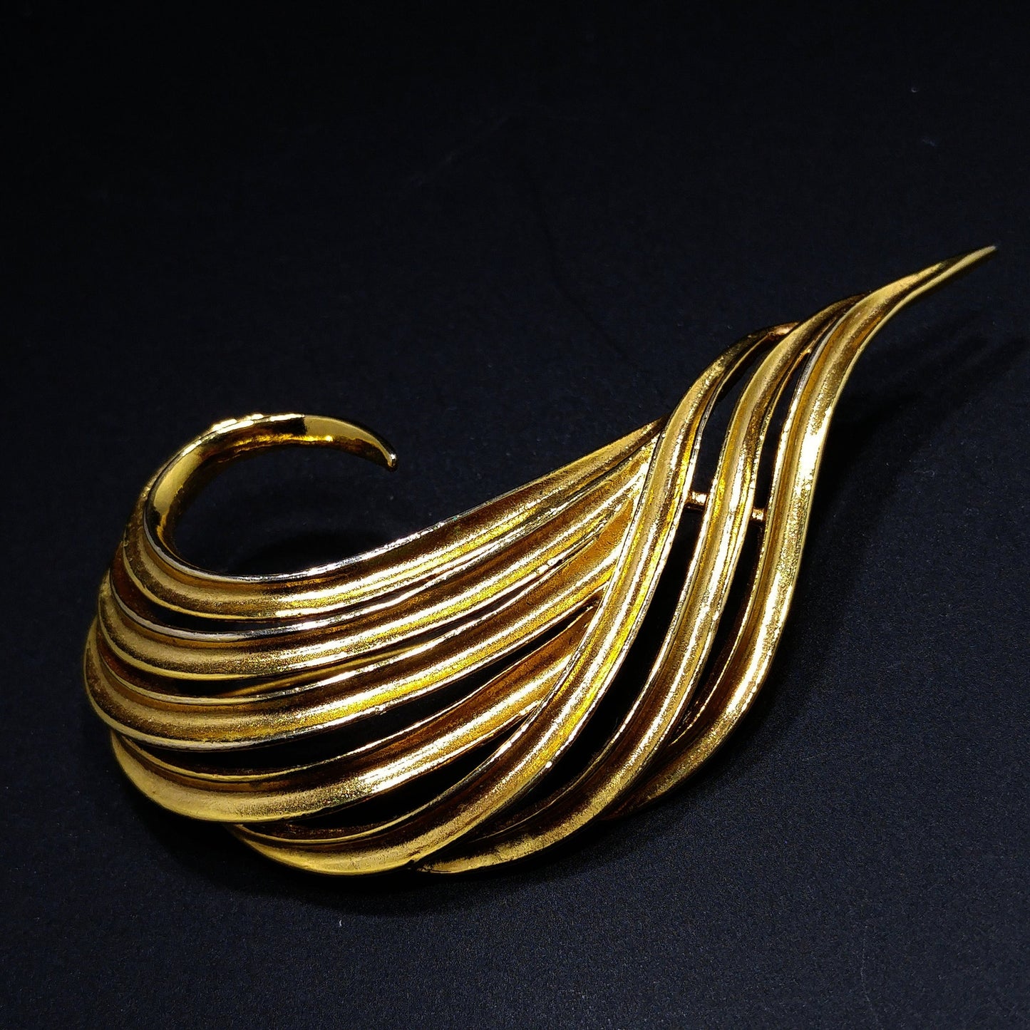 Oscar de la Renta Modern Wide Brooch, Gold Plated, 1980s Vintage Jewelry