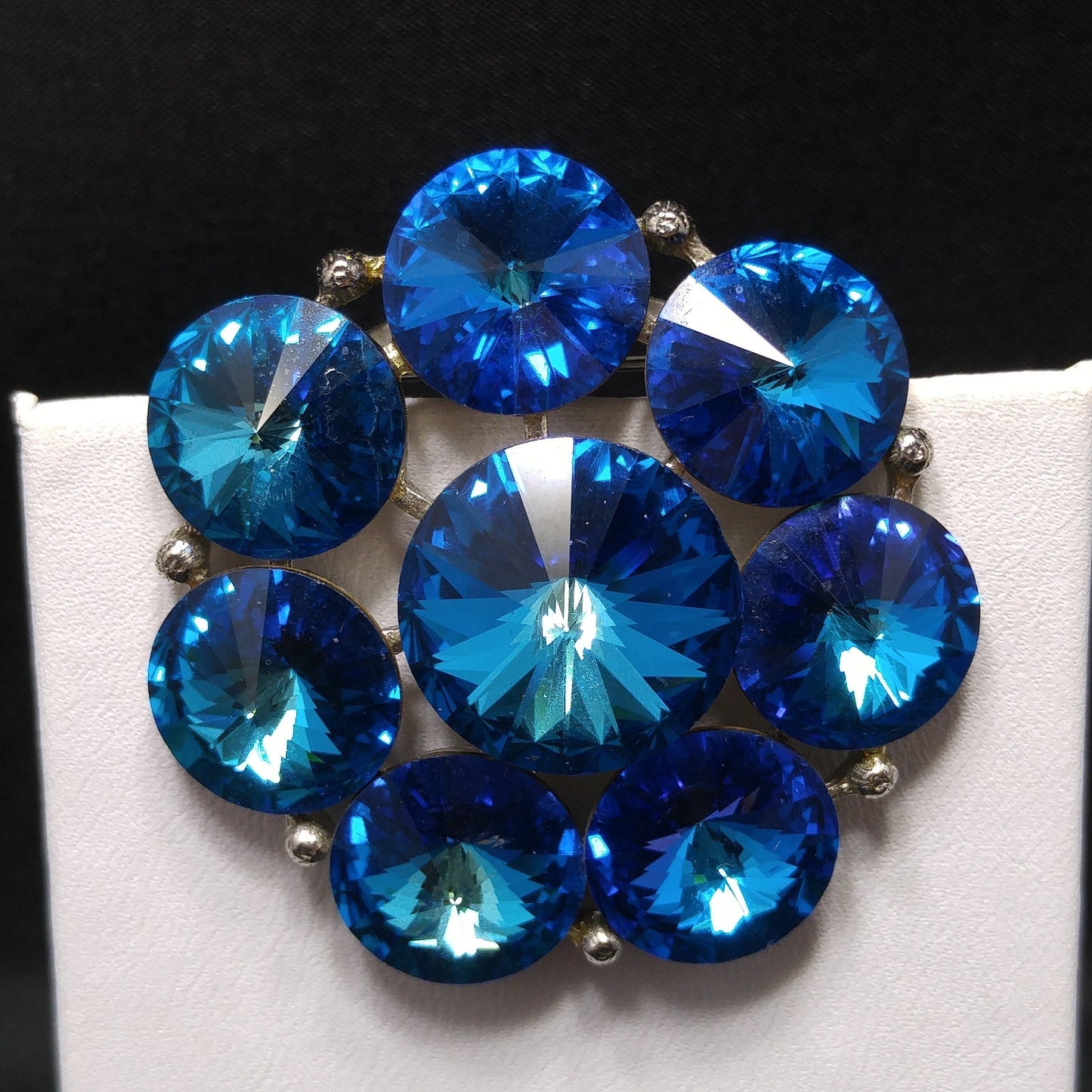 Weiss 1950s Blue Rivoli Rhinestone Brooch – Silver Tone Setting