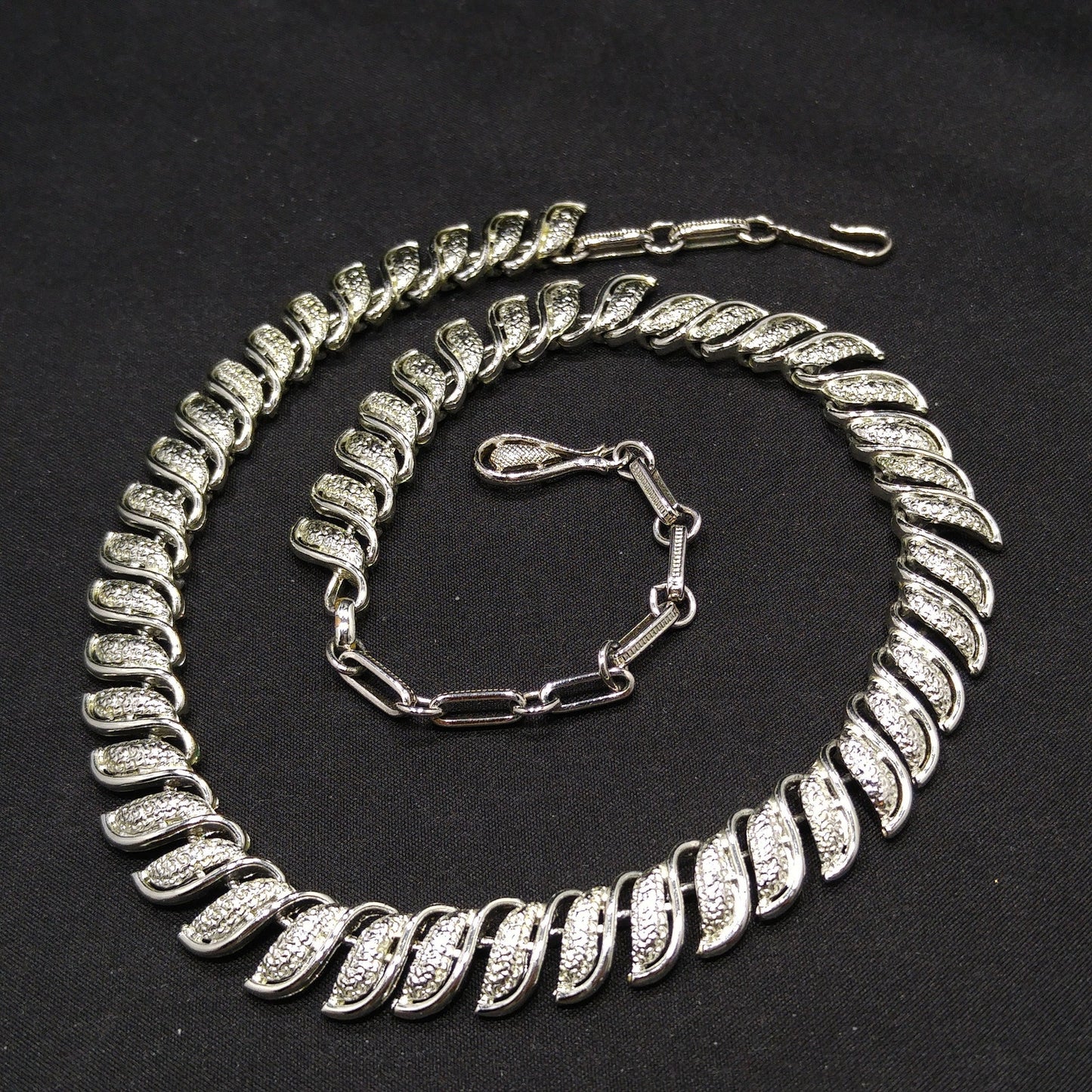 Coro Leaf Choker Necklace, Mid-Century Modern, Rhodium Plated, 1950s Vintage Jewelry