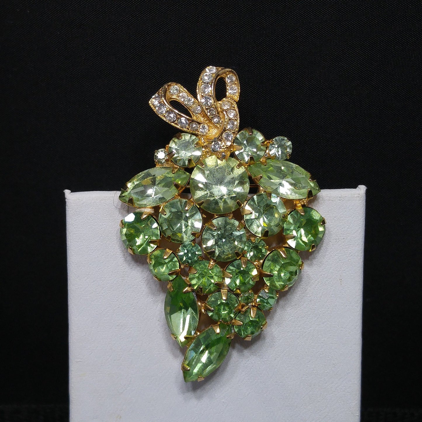 Weiss Peridot Green Rhinestone Bow Brooch – 1950s Uranium Glass Vintage Jewelry