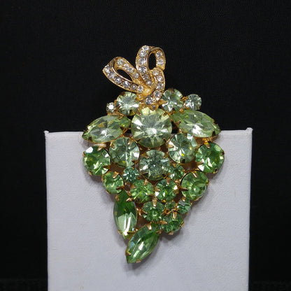 Weiss Peridot Green Rhinestone Bow Brooch – 1950s Uranium Glass Vintage Jewelry