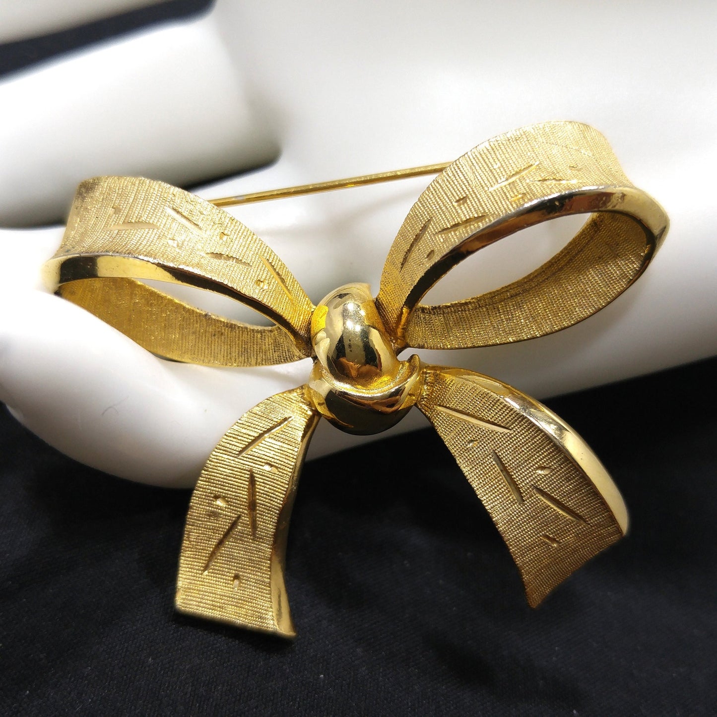Kramer Gold Plated Bow Brooch, Textured Articulated Sash, 1950s Vintage Jewelry