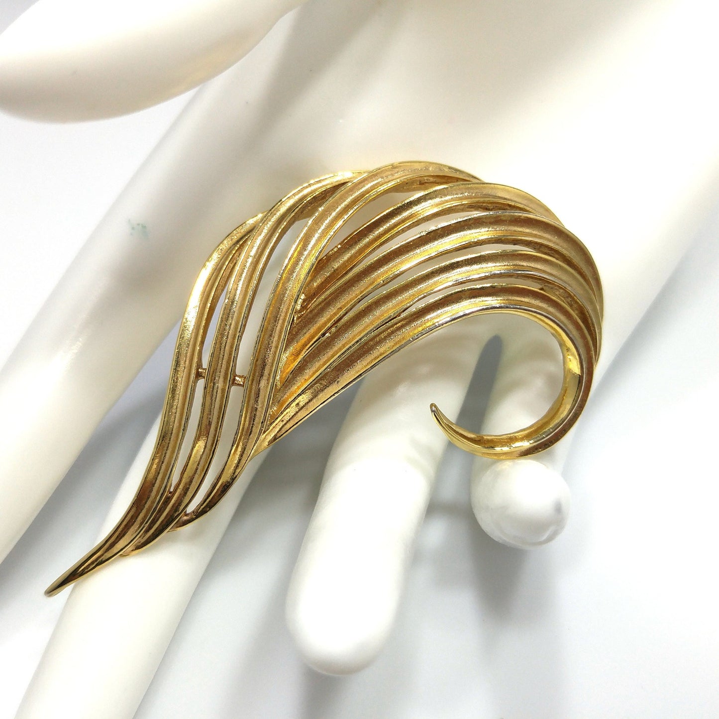 Oscar de la Renta Modern Wide Brooch, Gold Plated, 1980s Vintage Jewelry